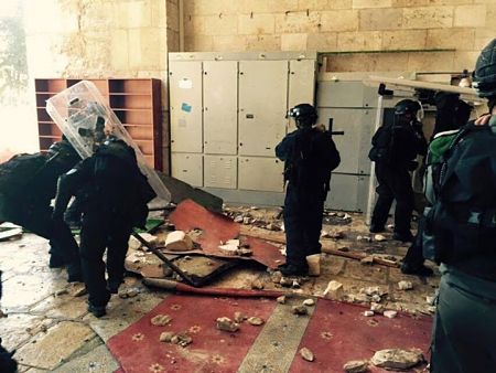 De nombreux Palestiniens blessés en défendant la Mosquée Al-Aqsa attaquée par les troupes sionistes